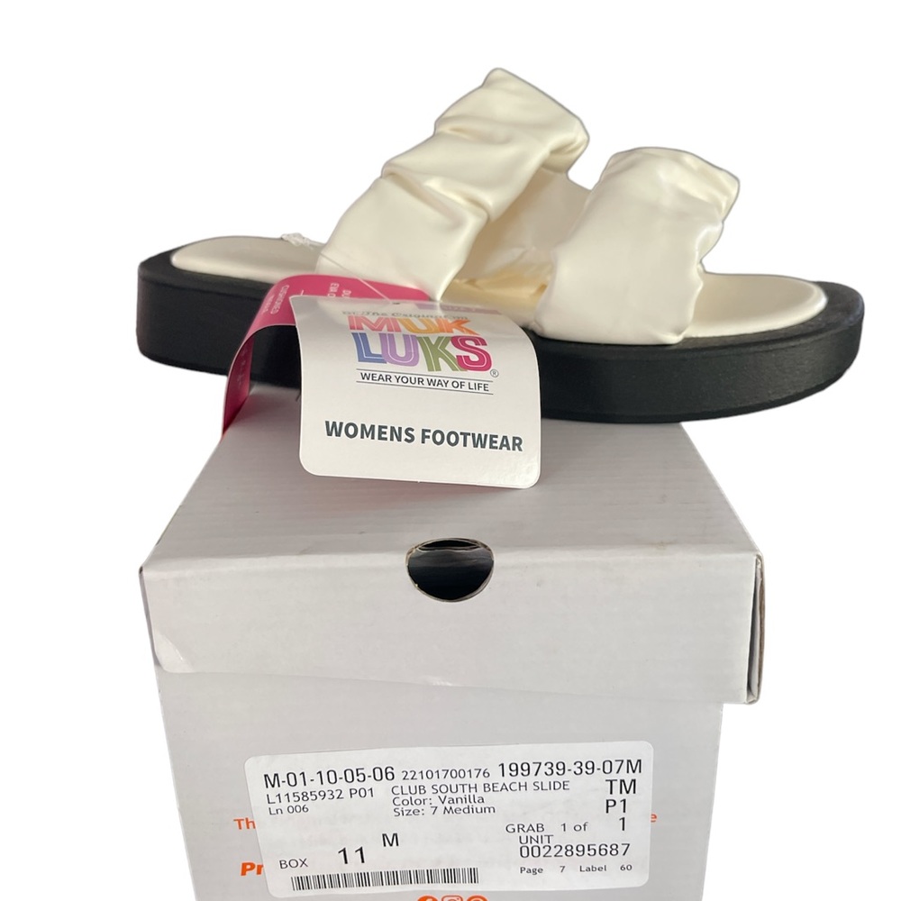 Muk Luk South Beach Slide, ladies size 7 (medium) in Vanilla. Brand new.